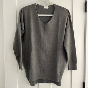 Dreamers‎ by Debut grey v-neck tunic sweater, small/medium